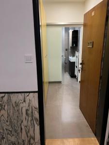 um corredor com uma porta que leva a uma casa de banho em Studio apartment in center Brno em Brno