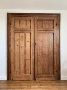 un par de puertas de madera en una habitación en La Villa L'Escale, en Audresselles
