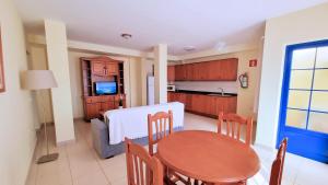 eine Küche und ein Esszimmer mit Tisch und Stühlen in der Unterkunft La Graciosa Camelia Beach Vistas Mar in Caleta de Sebo + 27 Fotos