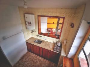 vistas a un baño con lavabo y espejo en HERMOSO ALOJAMIENTO TEMPORARIO KAYA en Villa Giardino