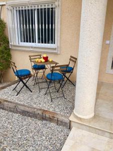 een tafel en stoelen met fruit op een patio bij Agradable casa con piscina in Bolnuevo