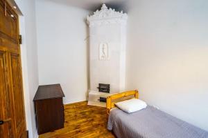 een slaapkamer met een bed en een houten tafel bij Two bedroom Ausekla apartment in Liepāja