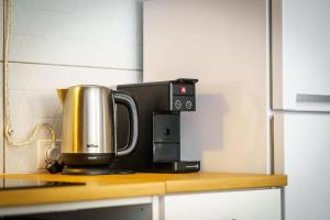 een koffiezetapparaat op een aanrecht in een keuken bij Two bedroom Ausekla apartment in Liepāja