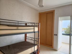 Uma ou mais camas em beliche em um quarto em Asilah Marina Golf Apartment