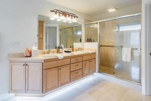 Gallery image of Hot Tub & Seasonal Pool -Sleeps 10- 4 min to OSF in Ashland