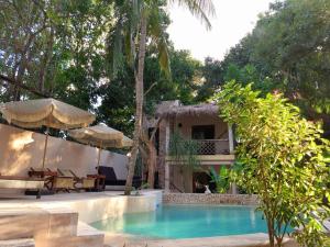 巴利亚多利德Hotel Boutique Refugio 41的一个带游泳池和别墅的度假村