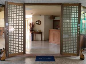 Zugang zu einem Zimmer mit offener Tür in der Unterkunft โรงแรมมูนแอนด์ซัน Moon and Sun Hotel in Chiang Rai