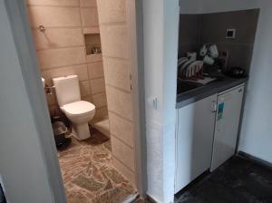 uma pequena casa de banho com WC e lavatório em Kea Island II em Korissia