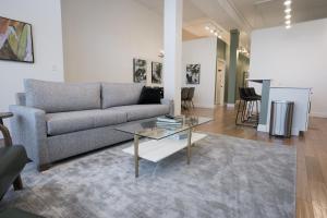Una sala de estar con un sofá y una mesa de cristal. en Swepson Guesthouse KING Sleep42 15BR 10BA 22Beds, en Louisville 291 fotos más