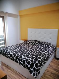 Llit o llits en una habitació de Karbula Apartments & Villa