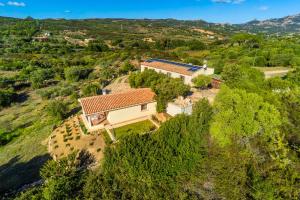 Luftaufnahme eines Hauses auf einem Hügel in der Unterkunft Appartamento Arzachena Costa Smeralda in Arzachena