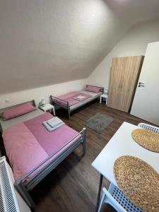 um quarto com duas camas e uma mesa e cadeiras em Hugo em Gelsenkirchen
