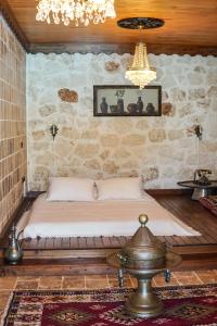 1 dormitorio con cama y lámpara de araña en Likya Yolu Palas Hotel, en Kapaklı