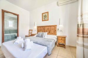 Postel nebo postele na pokoji v ubytování Villa Jesica + 18 fotografií