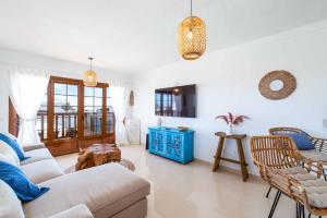 a living room with a couch and a table at Villa Samui in Playa Blanca