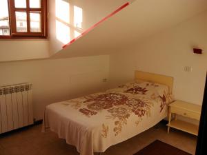 1 dormitorio con 1 cama y escalera en B&B Tio Pepe, en Roseto degli Abruzzi