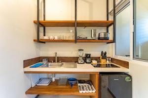 eine kleine Küche mit Spüle und Kühlschrank in der Unterkunft Artec Studios in Tulum