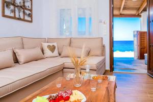 A seating area at Villa Thalassa Skaleta