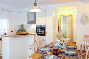 A kitchen or kitchenette at Villa Thalassa Skaleta
