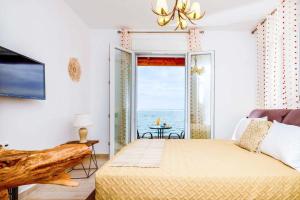 A bed or beds in a room at Villa Thalassa Skaleta