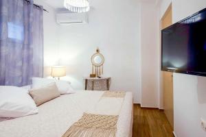 A bed or beds in a room at Villa Thalassa Skaleta