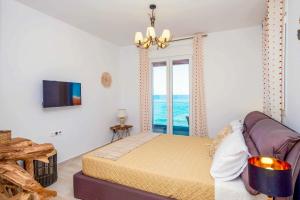 A bed or beds in a room at Villa Thalassa Skaleta