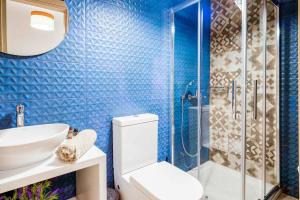 A bathroom at Villa Thalassa Skaleta