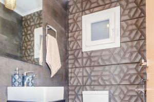 A bathroom at Villa Thalassa Skaleta