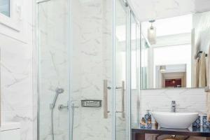 A bathroom at Villa Thalassa Skaleta