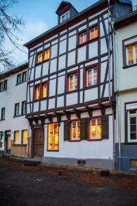 uma casa velha com luzes acesas num edifício em N5Quartier em Bad Münstereifel