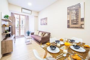 salon ze stołem i kanapą w obiekcie CartagenaFlats - Apartamentos Turísticos Jabonerías 16, CITY CENTER w mieście Cartagena