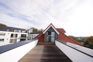 mały domek na dachu z drewnianym chodnikiem w obiekcie Villa Emma w mieście Osnabrück