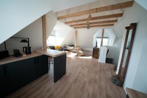 uma cozinha e sala de estar com tectos abobadados e pisos em madeira em Villa Emma em Osnabrück