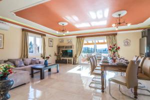 Χώρος καθιστικού στο Villa Mirela Megali