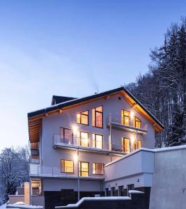 un edificio con sus luces encendidas en la nieve en Jasmínový Ráj, en Vítkovice