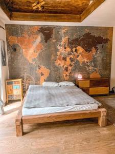 Bett in einem Zimmer mit einer Wand in der Unterkunft .... chillout między Łodzią a Warszawą in Nieborów