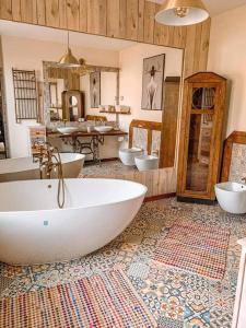 a bathroom with four sinks and a bath tub at .... chillout między Łodzią a Warszawą in Nieborów