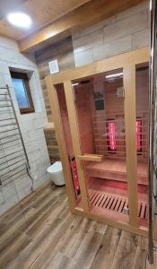 W łazience znajduje się prysznic ze szklanymi drzwiami. w obiekcie chalupa Český štít Vysoké Tatry w Starej Leśnej