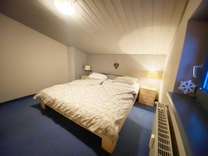 ザンクト・アントン・アム・アールベルクにあるSt Anton ski apartmentsのベッドルーム1室(白い大型ベッド1台付)