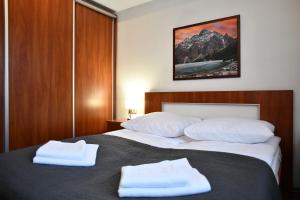 Posteľ alebo postele v izbe v ubytovaní Apartament Granit
