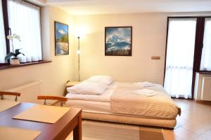Posteľ alebo postele v izbe v ubytovaní Apartament Granit