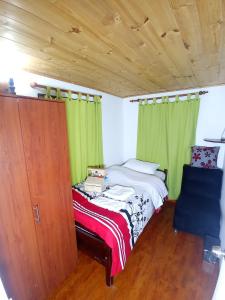 チアにあるHABITACION CON BAÑO PRIVADOのベッドルーム(ベッド1台、緑のカーテン付)