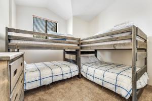 Ce dortoir comprend 2 lits superposés et un lavabo. dans l'établissement Peace in the Pines, à Indian Pine