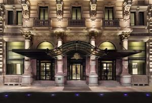 un grand bâtiment avec quelques fenêtres dans l'établissement Excelsior Hotel Gallia, a Luxury Collection Hotel, Milan, à Milan