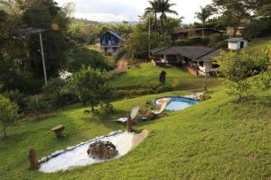 einen Hof mit einem Pool und einem Haus in der Unterkunft Casa del Rio in La Cumbre