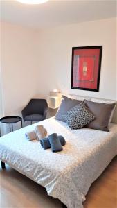 1 dormitorio con 1 cama con 2 toallas en # STUDIO BON EMPLACEMENT AVEC PARKING #, en Illzach