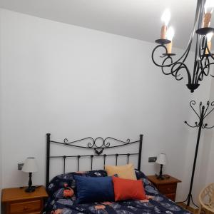 een slaapkamer met een bed met kussens erop bij Alojamientos Rurales Villora in Murcia