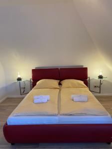 a large bed with two towels on top of it at Ferienwohnung Haus Ossenkopp in Dümmer