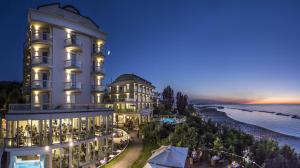hotel z widokiem na ocean w nocy w obiekcie Hotel Sans Souci w mieście Gabicce Mare