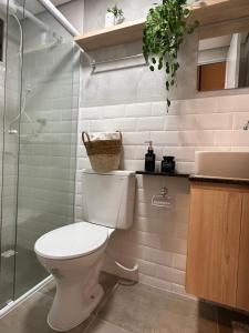 uma casa de banho com um WC, um chuveiro e um lavatório. em Apê Bela Vista Major em São Paulo